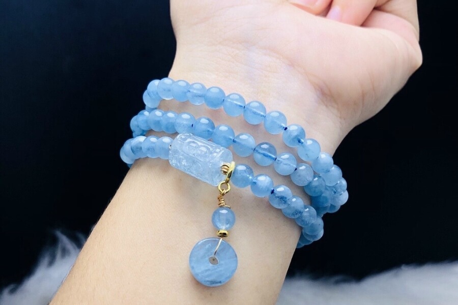 Những viên Aquamarine kết hợp với nhau tạo thành vòng tay đẹp mắt