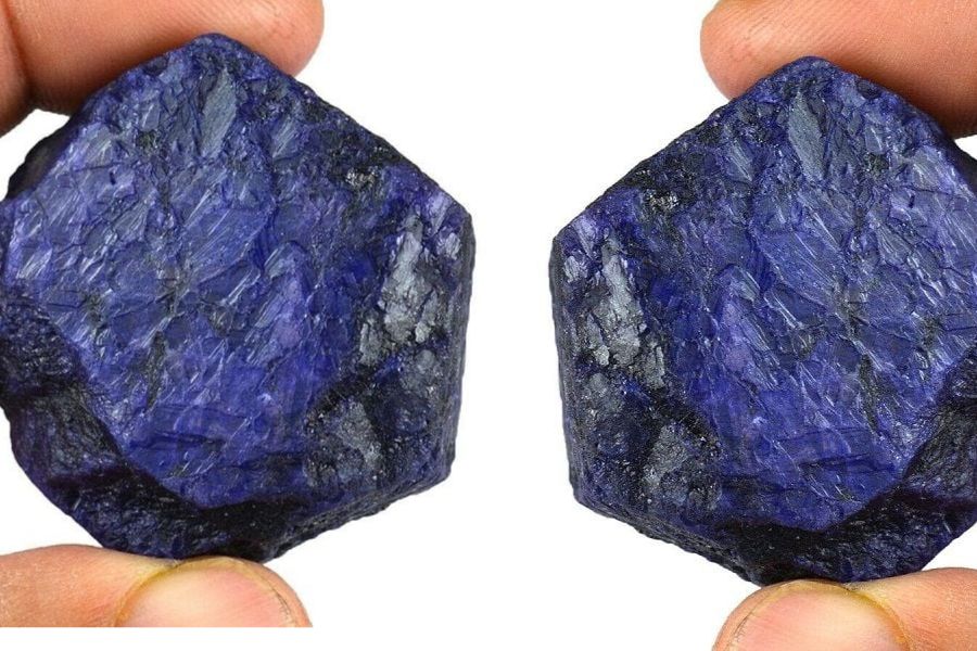 Cách nhận biết được đá sapphire tự nhiên đơn giản nhất đó chính là dùng kính lúp