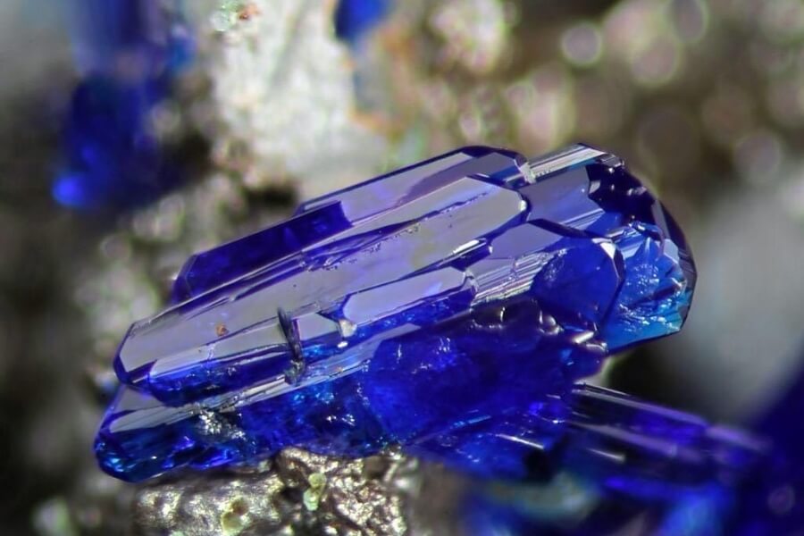 Hầu hết đá Azurite chứa nhiều tạp chất