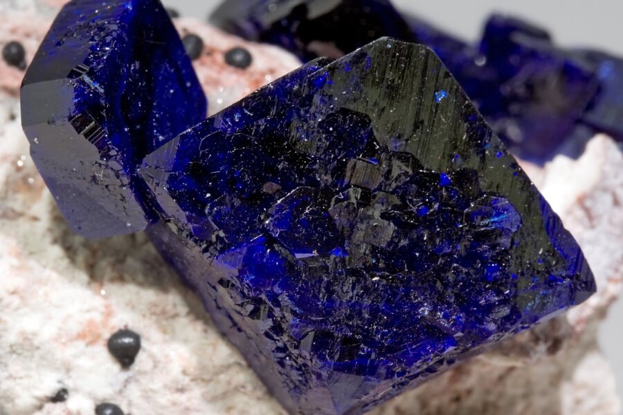 Azurite thường được cắt thành dạng cabochon để làm nổi bật độ bóng của nó