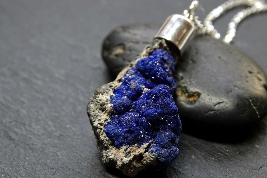 Mặt dây chuyền làm từ đá Azurite