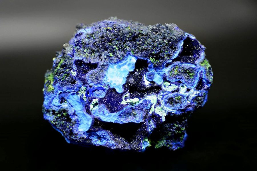 Azurite loại đá có tinh thể hình lăng trụ