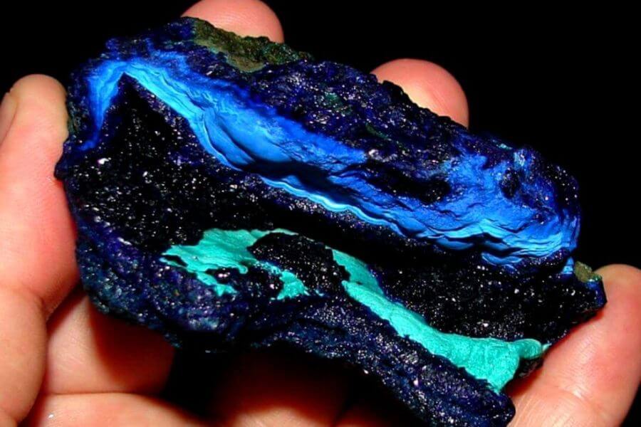 Azurite là khoáng vật có độ cứng tương đối kém