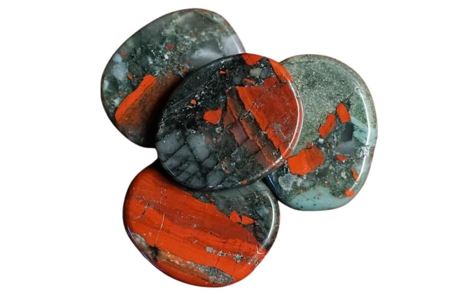 Đá Bloodstone của Brazil có màu sáng hơn so với những khu vực khác