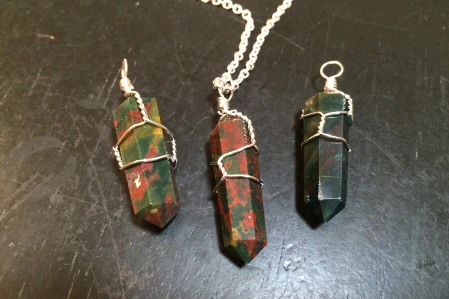 Đá Bloodstone tạo điểm nhấn cho dây chuyền