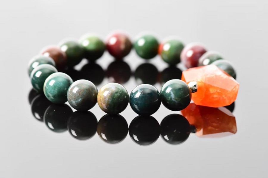 Vòng tay đá Bloodstone với thiết kế đơn giản nhưng không kém phần sang trọng