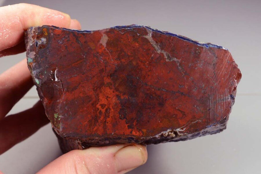 Bloodstone được hình thành qua quá trình lắng đọng từ các mạch nước ngầm giàu Silica