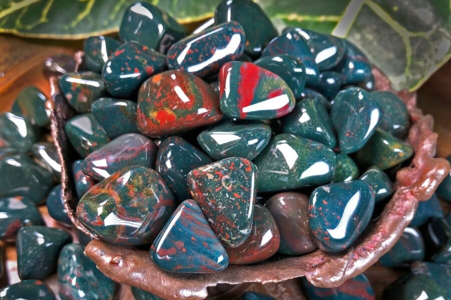 Đá Bloodstone mang năng lượng xua đuổi mọi tiêu cực