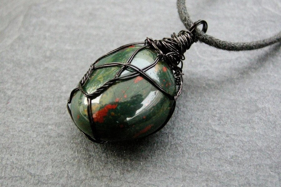 Đá Bloodstone là viên đá của những người mệnh hoả