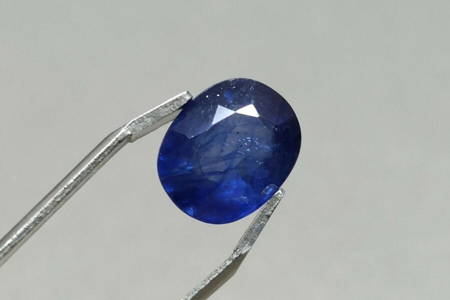 Đá Sapphire được khai thác ở các khu vực ở Nghệ An (vùng mỏ Quỳ Châu), Yên Bái (Tân Hưng, Lục Yên), Lâm Đồng (Di Linh)...