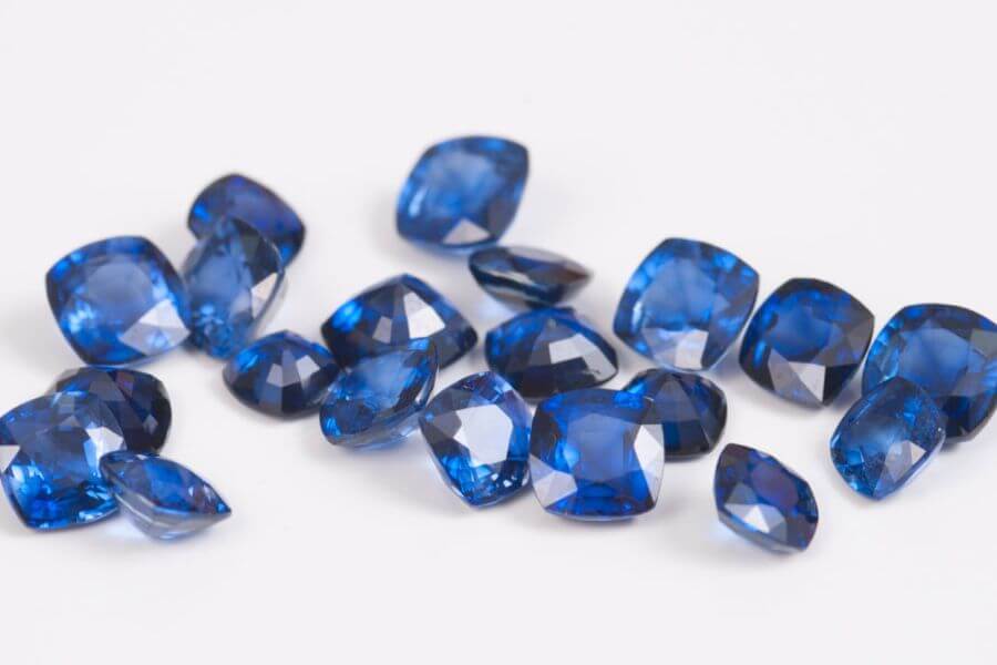 Đá Sapphire là loại đá gồm nhiều biến thể được hình thành từ khoáng chất Corundum