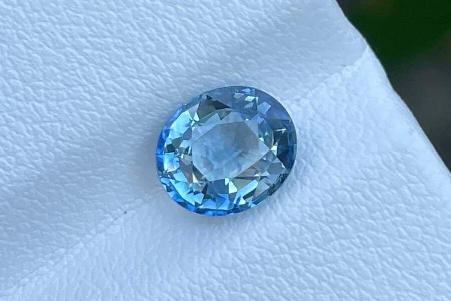 Viên Zircon màu xanh dương này hoàn toàn giống như Sapphire