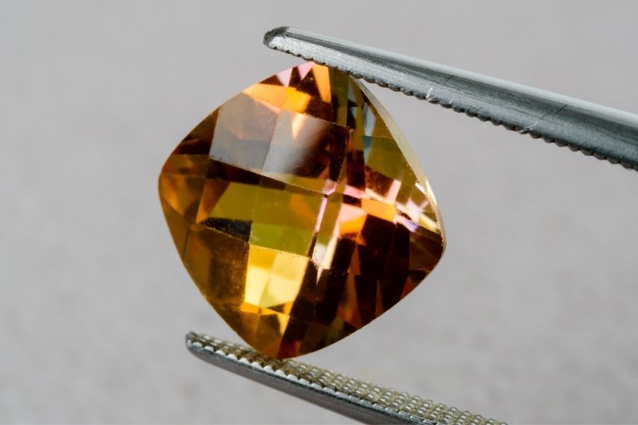 Topaz có màu vàng cam có giá trị cao nhất