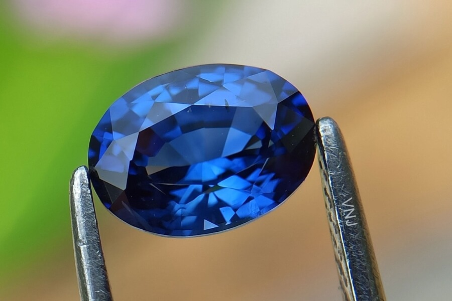 Sapphire một loại ngọc quý đặc biệt với màu sắc chủ đạo là màu xanh