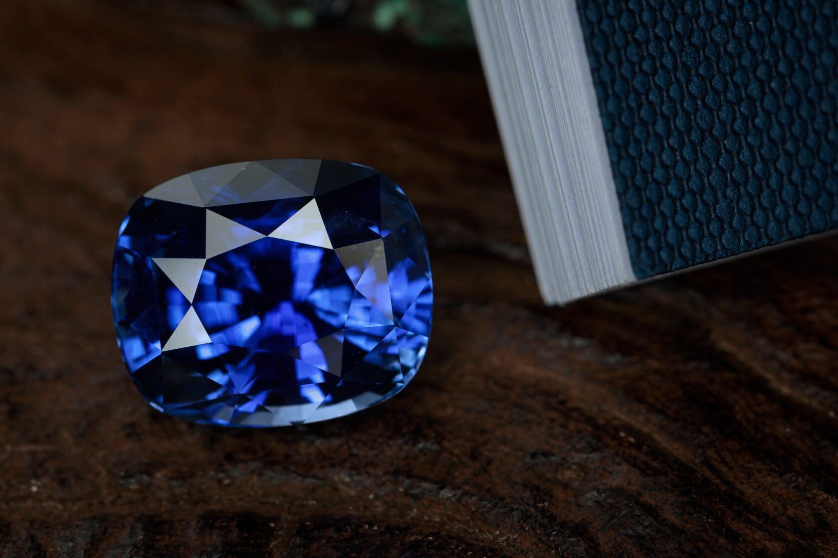 Sapphire nhân tạo được tạo nên nhờ những phương pháp khoa học tiên tiến