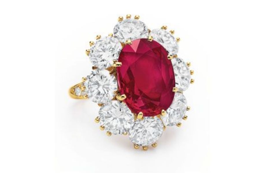 Chiếc nhẫn được làm từ viên Ruby Elizabeth Taylor