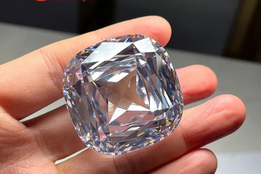 Màu trắng kết hợp sắc xanh nhạt của viên kim cương Regent Diamond